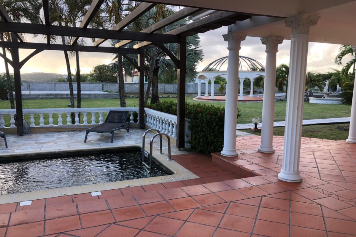 Location Villa 4 personnes Martinique piscine partie villa 1